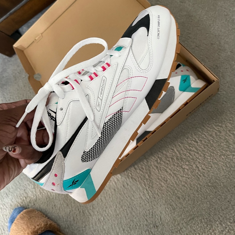 Unisex Reebok sneakers. 🧺